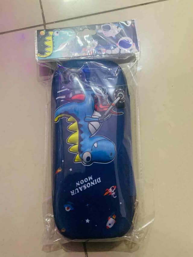 PENCIL POUCH DINOSAUR CHARACTER HARD PLASTIC NO 5634